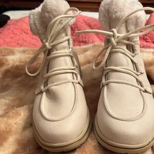 Cliffs White Mountain Cozy Cream Winter  7.5 med